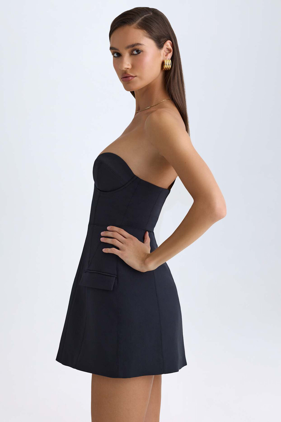 vestido mini tulipa estruturado sem alças na cor preta.