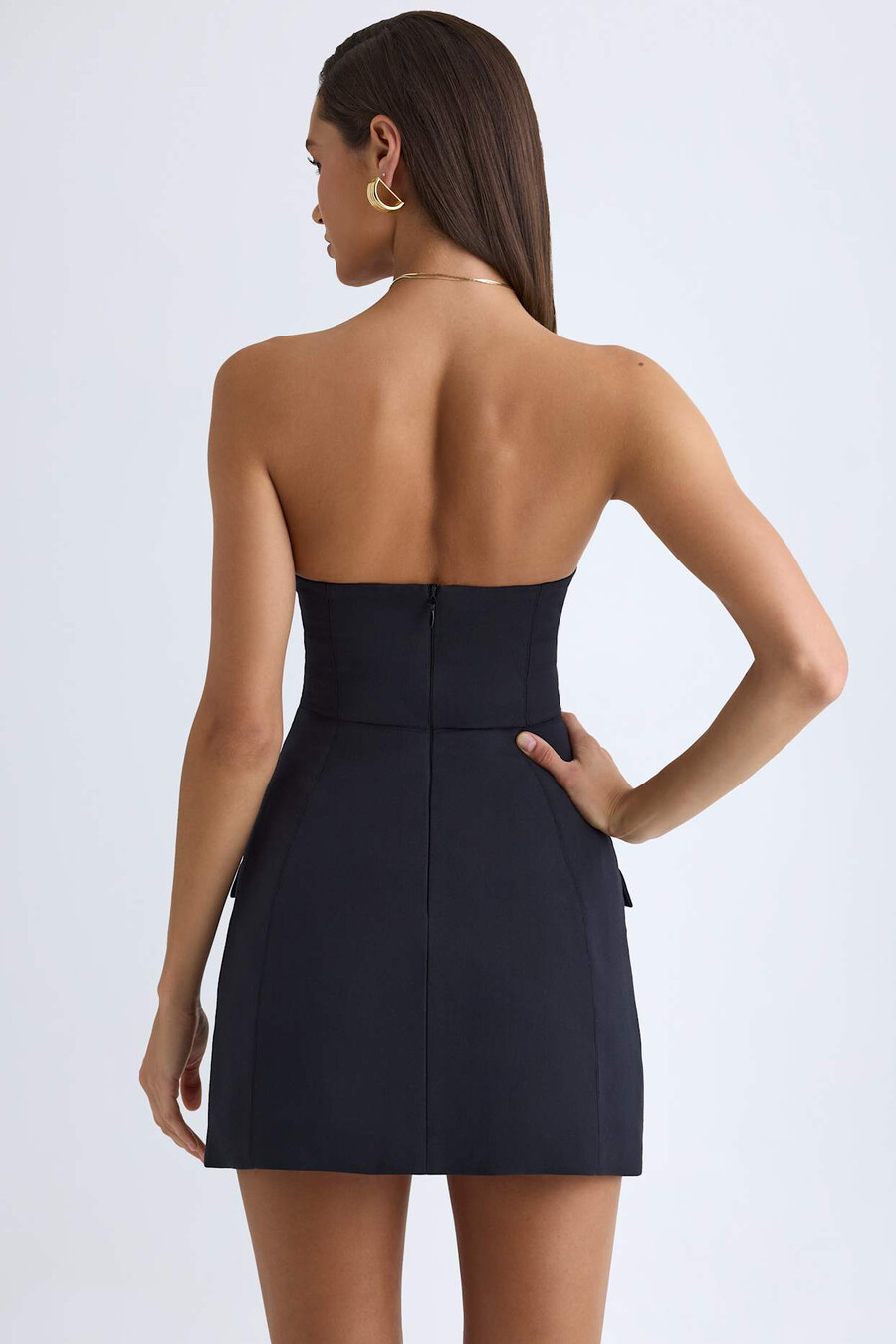 vestido mini tulipa estruturado sem alças na cor preta.