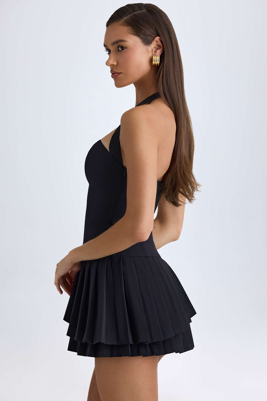 vestido curto assimétrico com decote halter em camadas na cor preta.