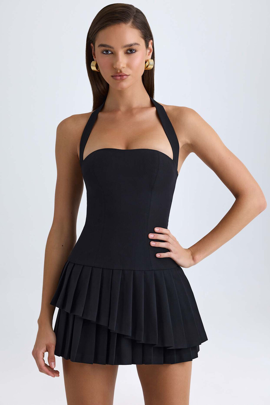 vestido curto assimétrico com decote halter em camadas na cor preta.