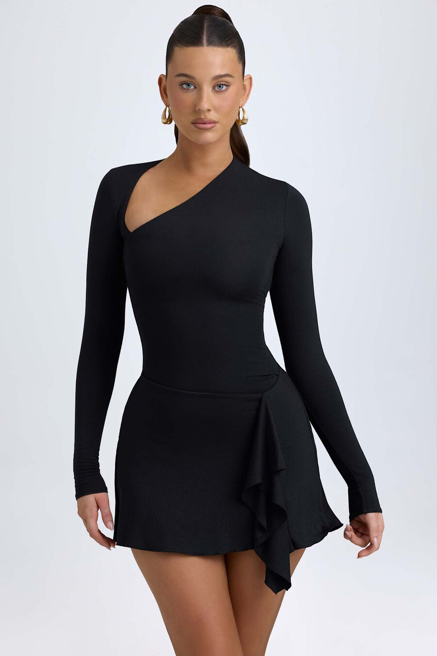 vestido curto assimétrico em modal corte a na cor preta.