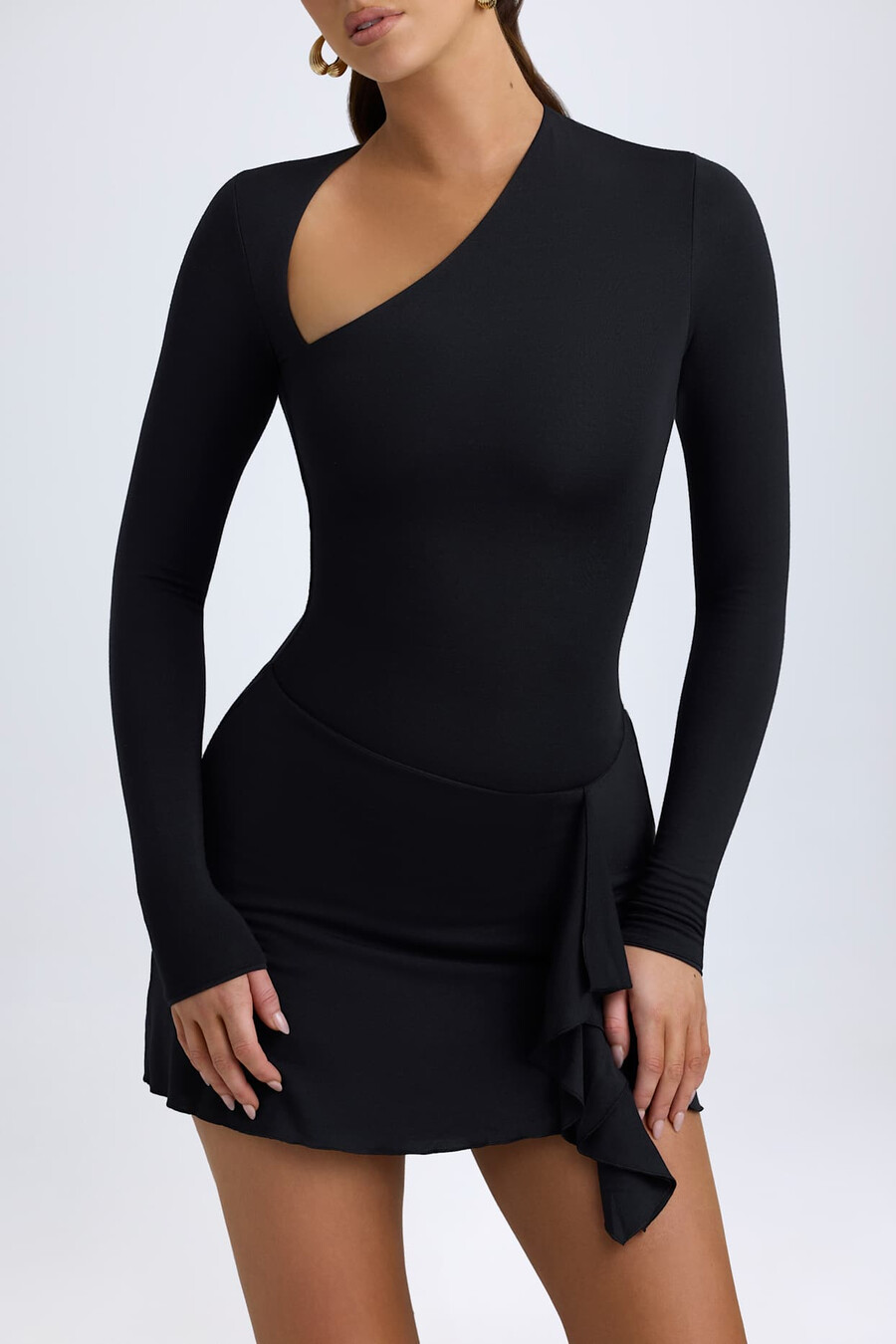 vestido curto assimétrico em modal corte a na cor preta.