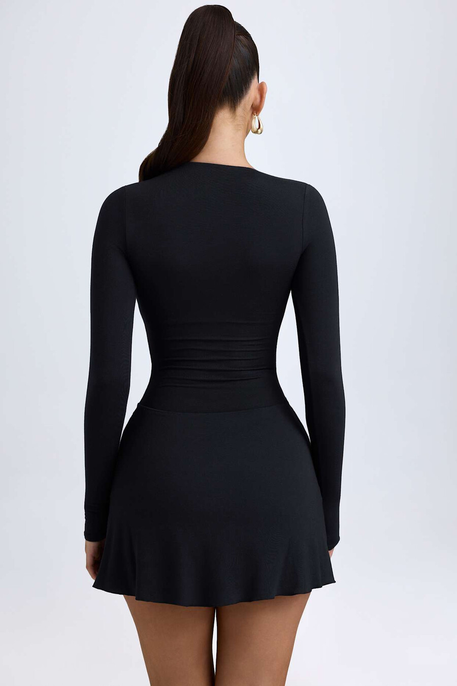 vestido curto assimétrico em modal corte a na cor preta.