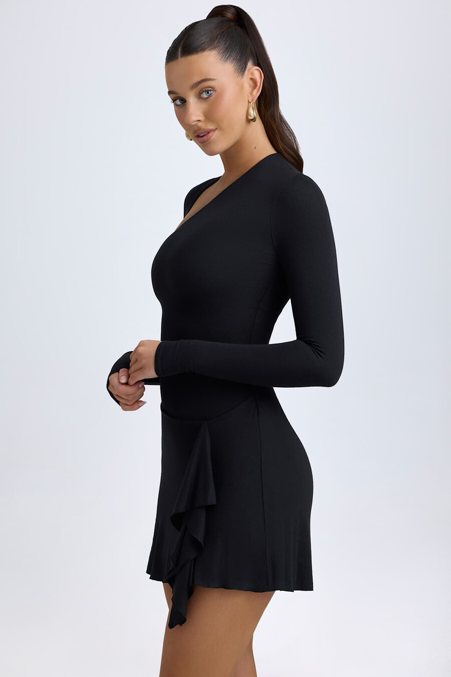 vestido curto assimétrico em modal corte a na cor preta.