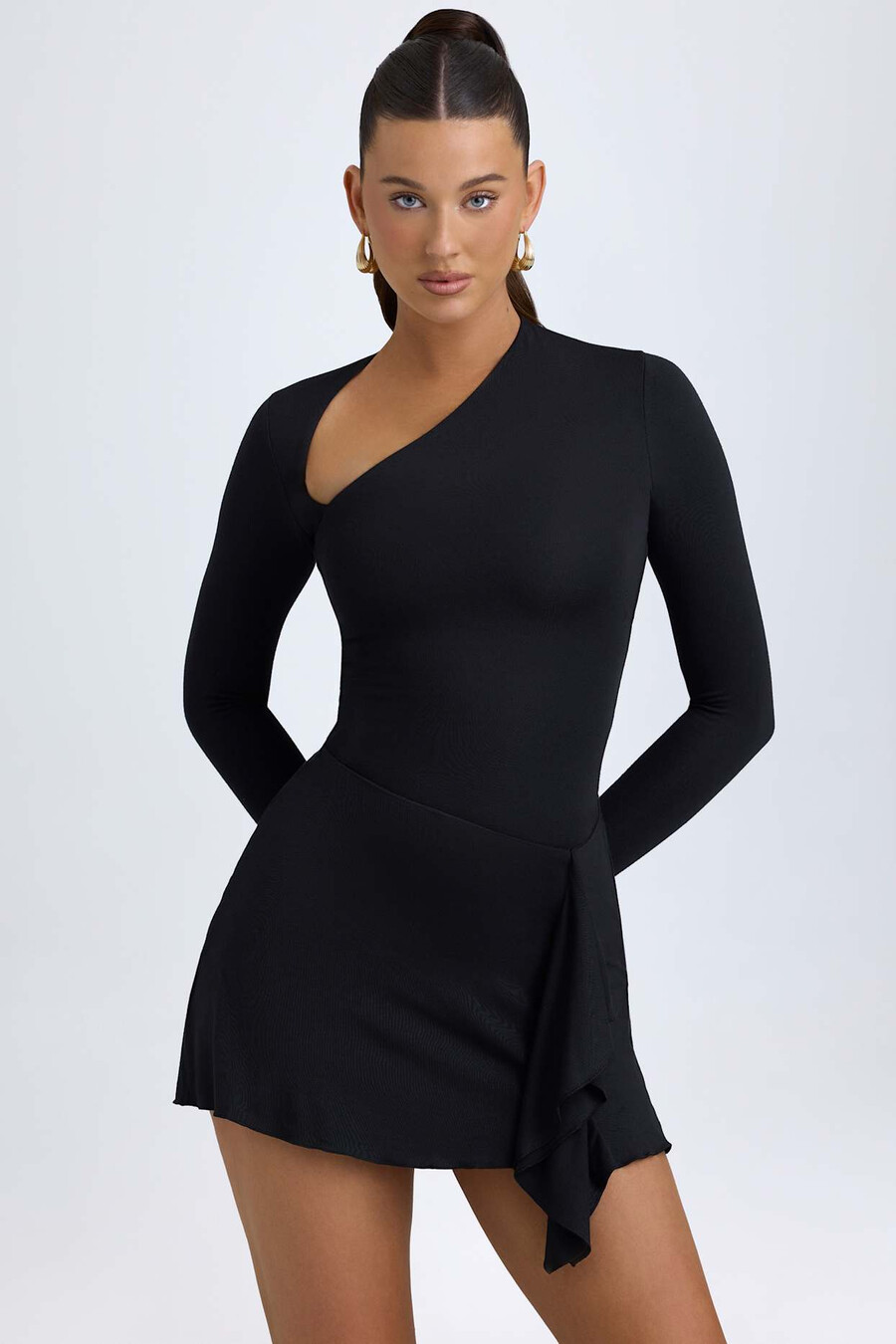 vestido curto assimétrico em modal corte a na cor preta.