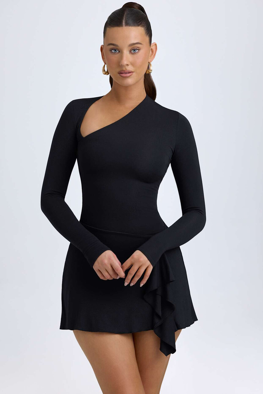 vestido curto assimétrico em modal corte a na cor preta.