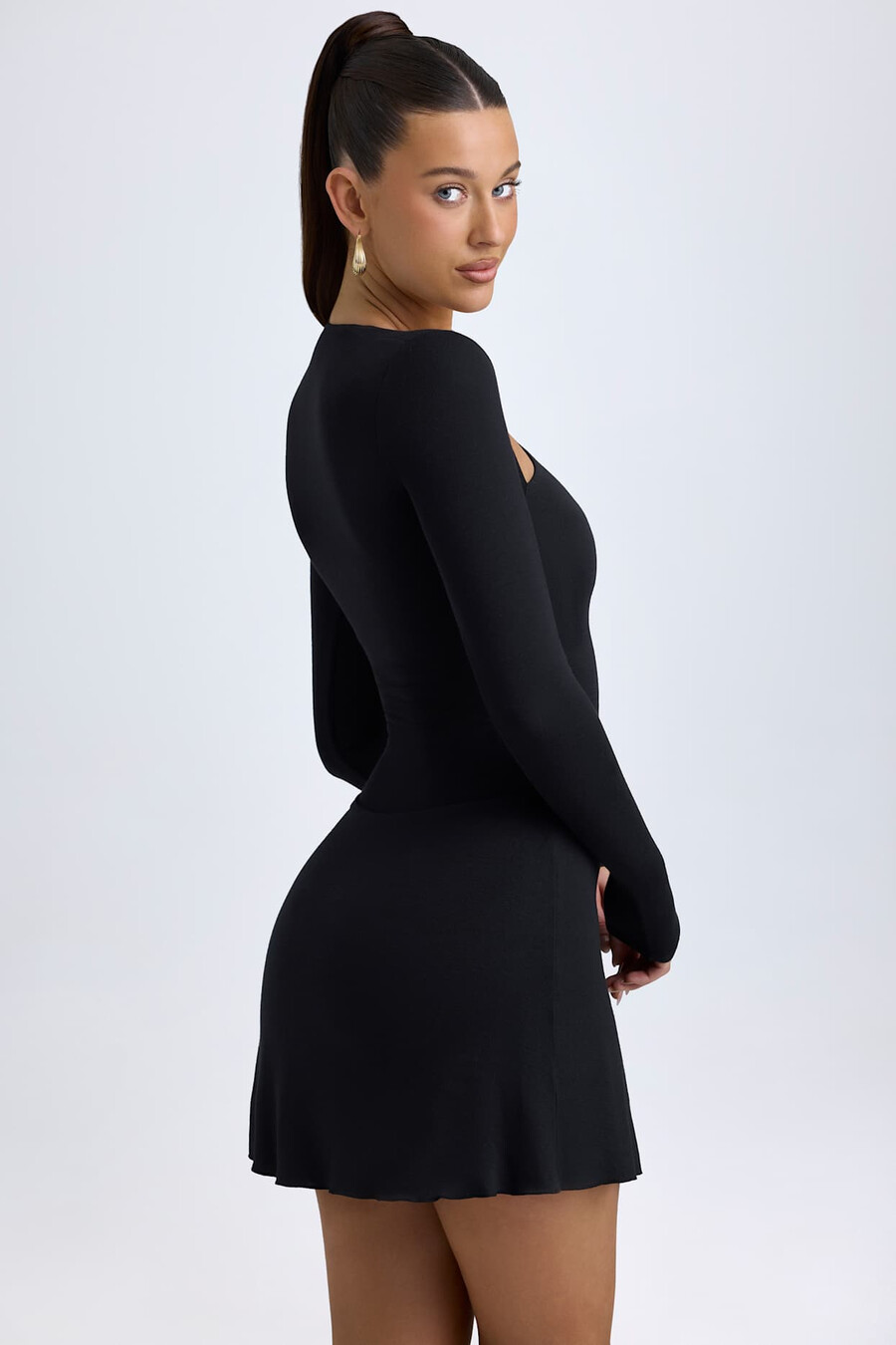 vestido curto assimétrico em modal corte a na cor preta.