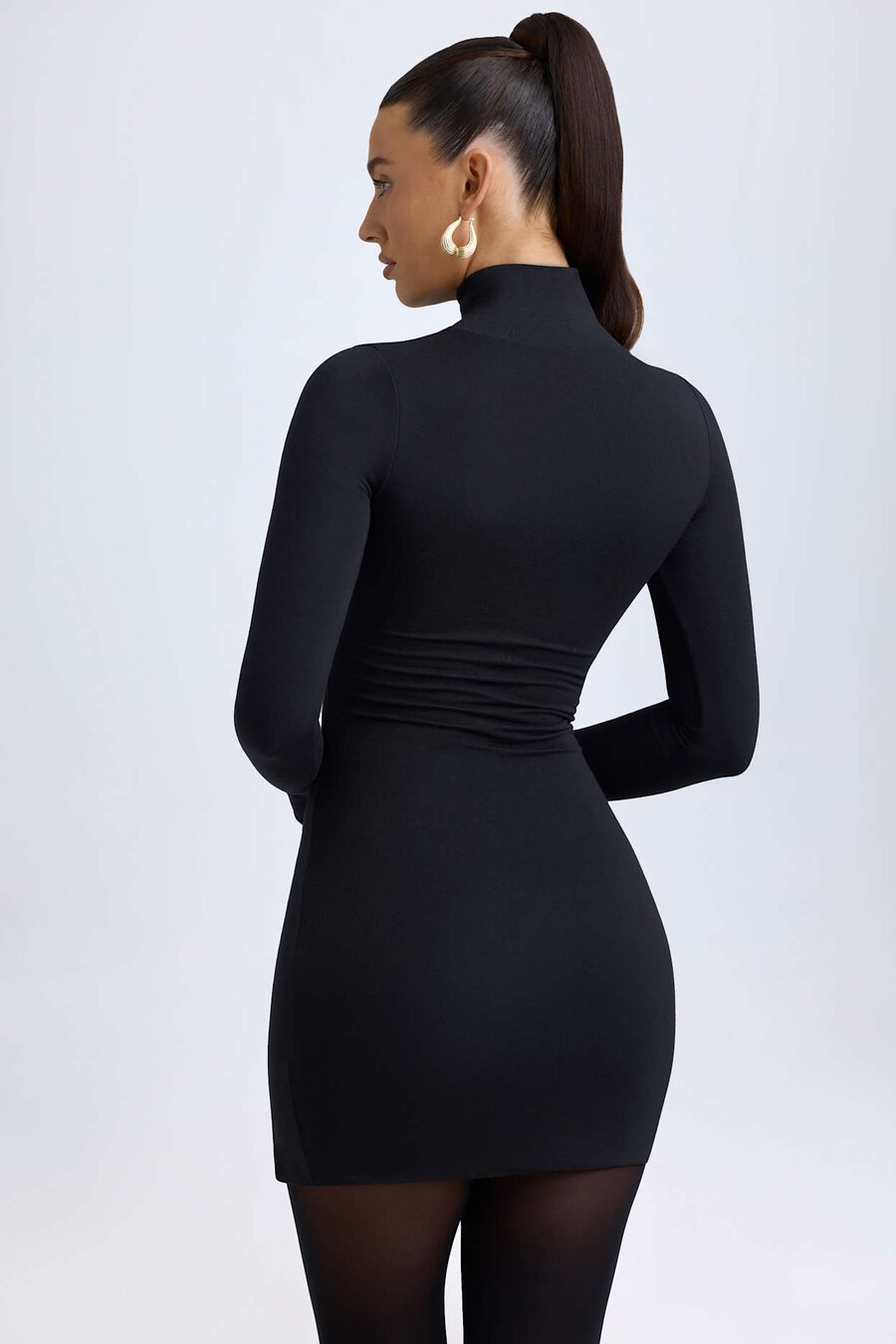 vestido curto de gola alta em modal preto