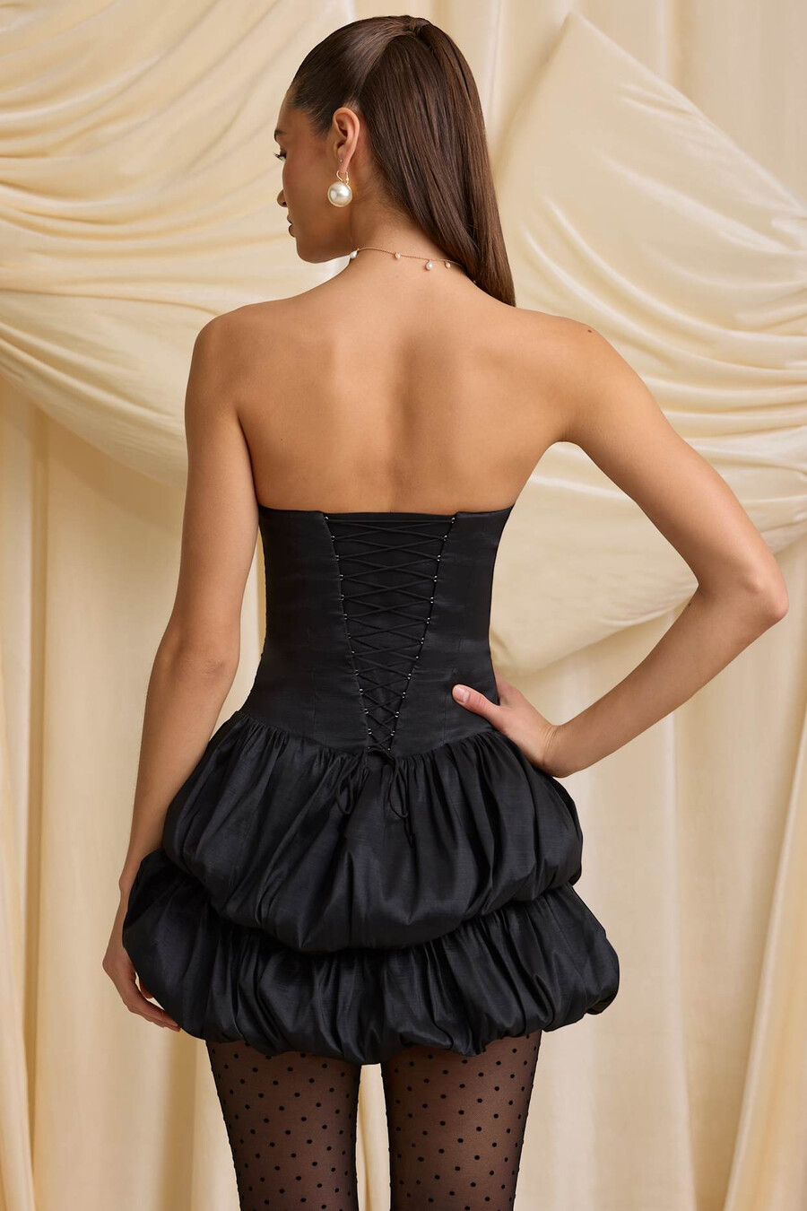 vestido curto corset com bainha em camadas e efeito bolha na cor preta.