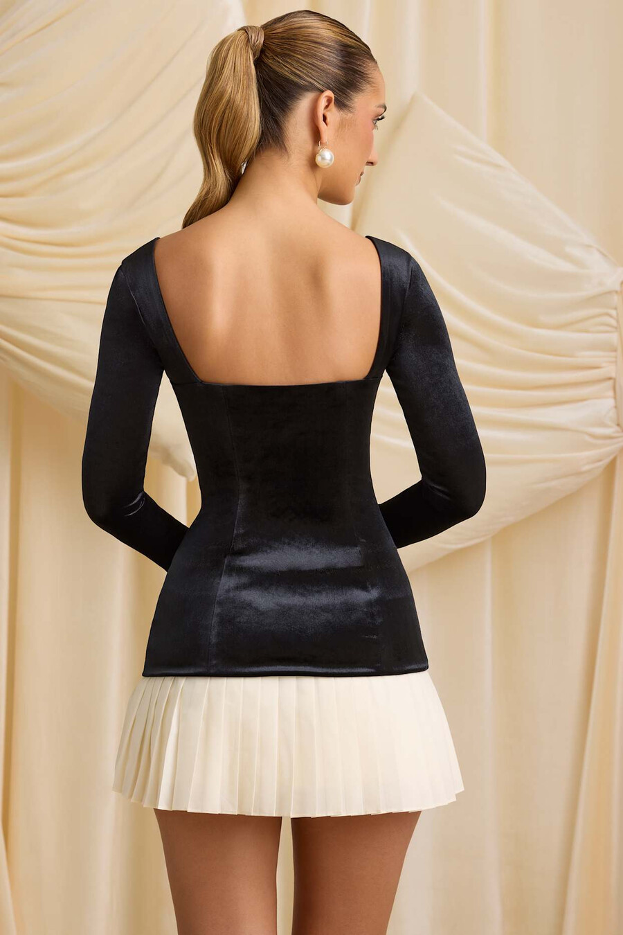vestido curto preto com espartilho plissado em camadas.