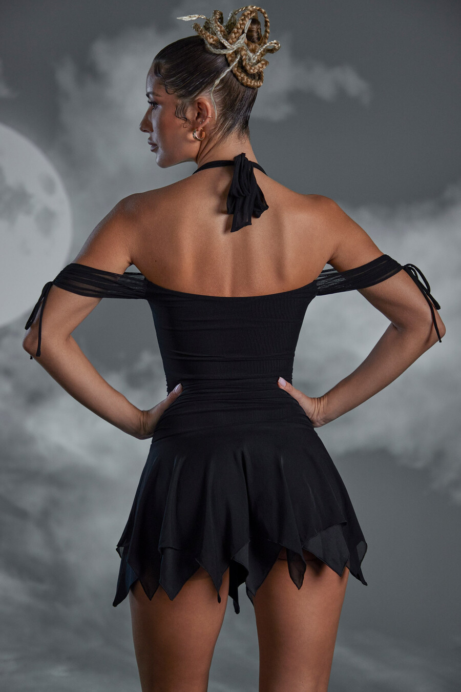 vestido curto preto com decote halter e amarração nas costas.