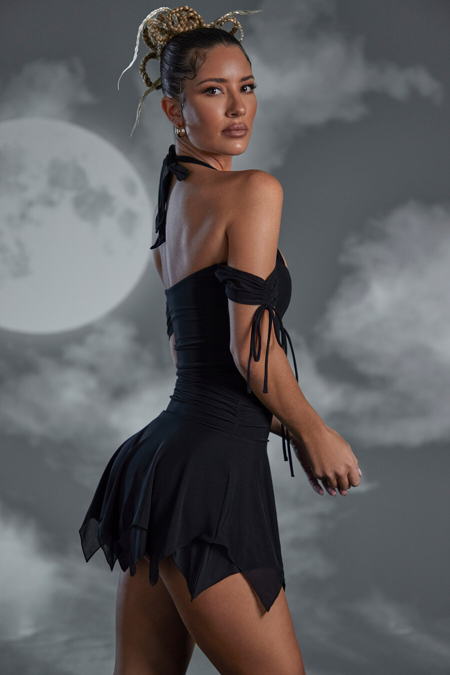 vestido curto preto com decote halter e amarração nas costas.