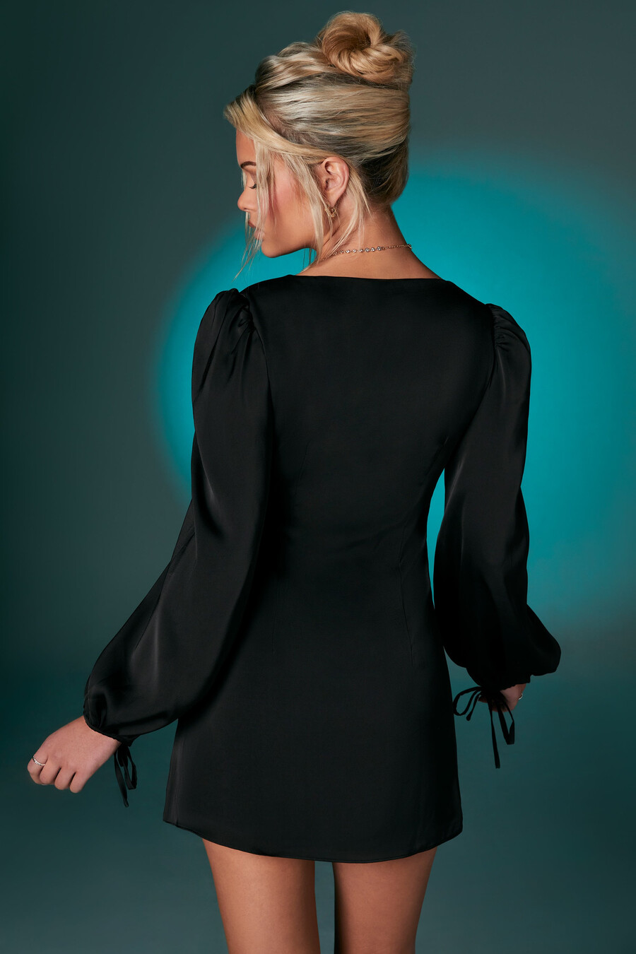 vestido curto com mangas bufantes na cor preta.
