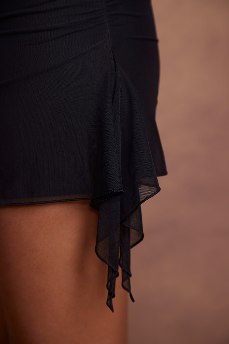 vestido curto assimétrico com uma manga só preto.