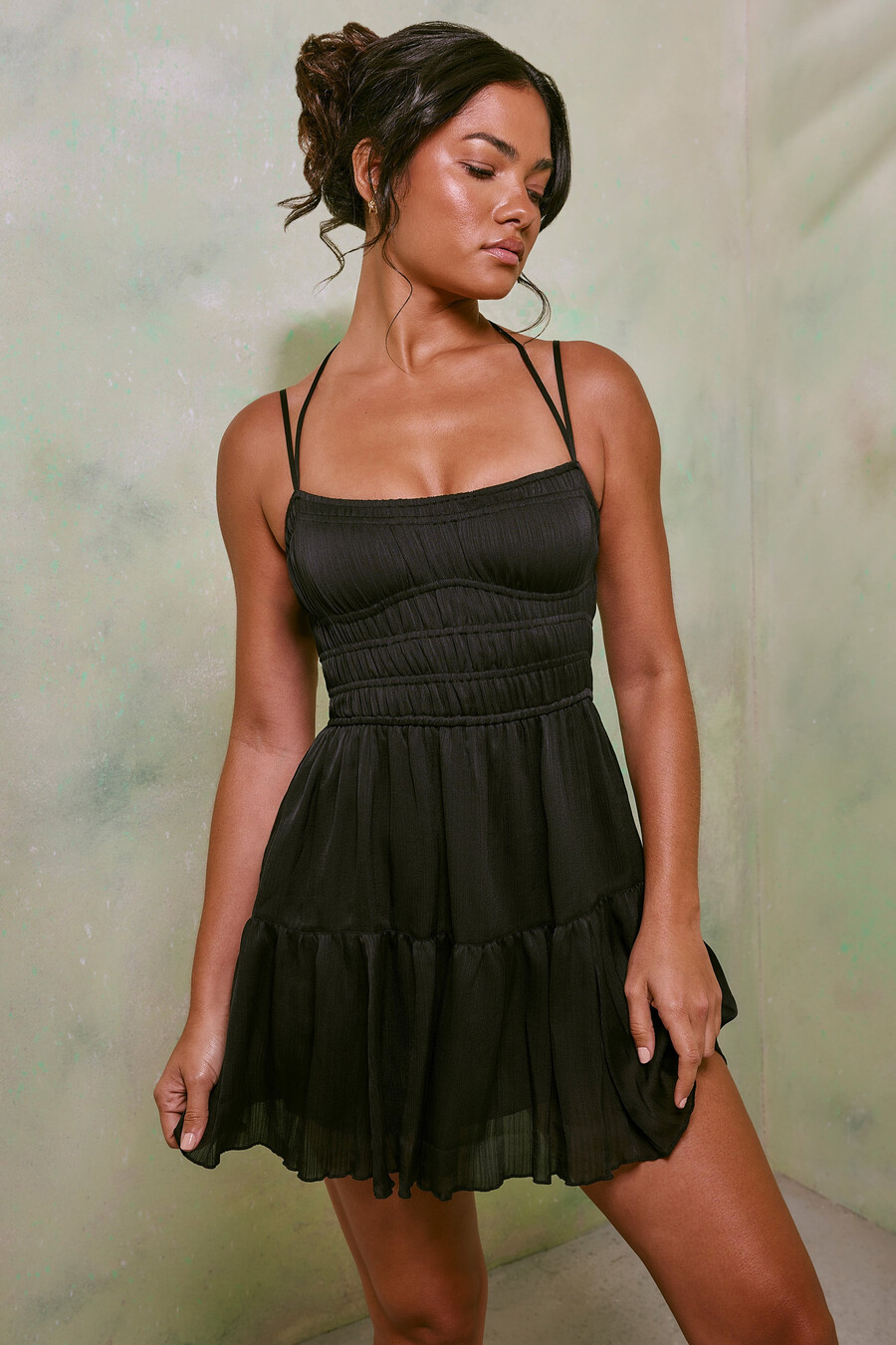 vestido curto evasê com corpete franzido na cor preta.