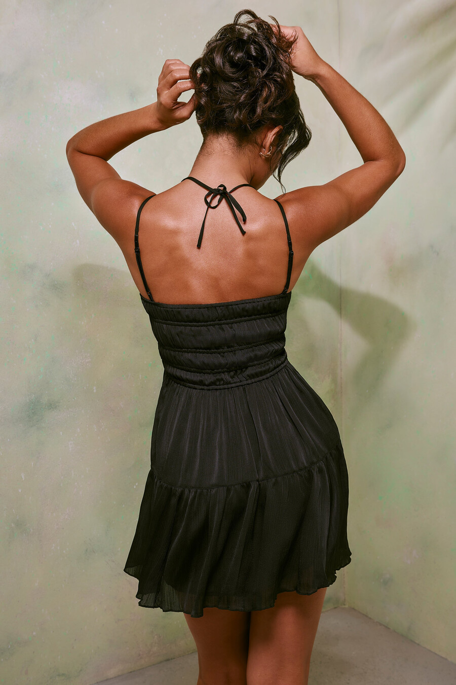 vestido curto evasê com corpete franzido na cor preta.