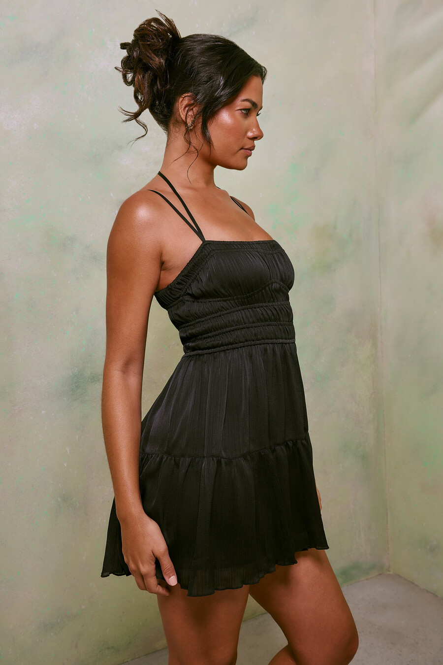 vestido curto evasê com corpete franzido na cor preta.