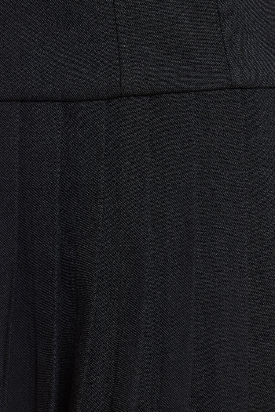 vestido curto estilo kilt com cintura baixa em sarja escovada na cor preta.