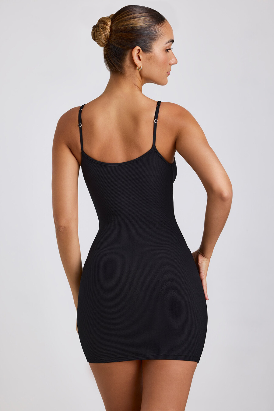 vestido curto canelado em modal preto.