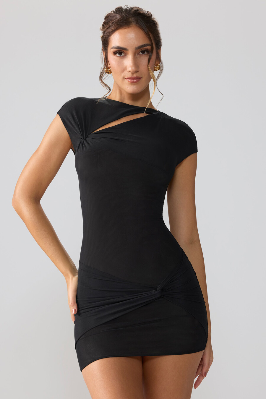 vestido curto de tule com mangas curtas e recortes na cor preta.