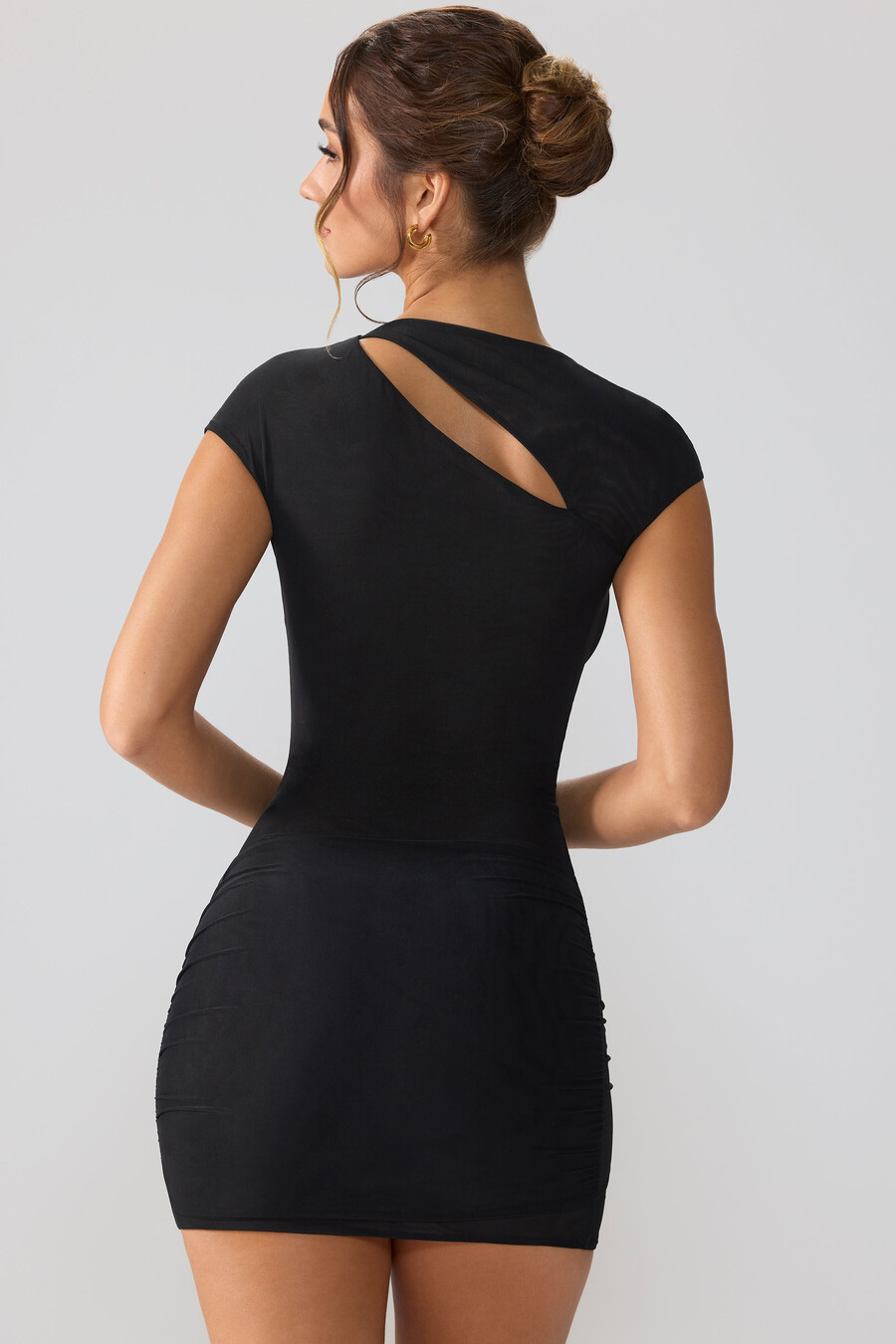 vestido curto de tule com mangas curtas e recortes na cor preta.