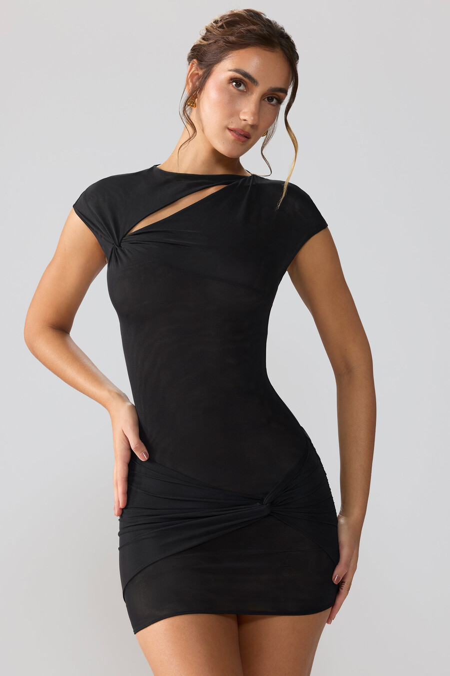 vestido curto de tule com mangas curtas e recortes na cor preta.