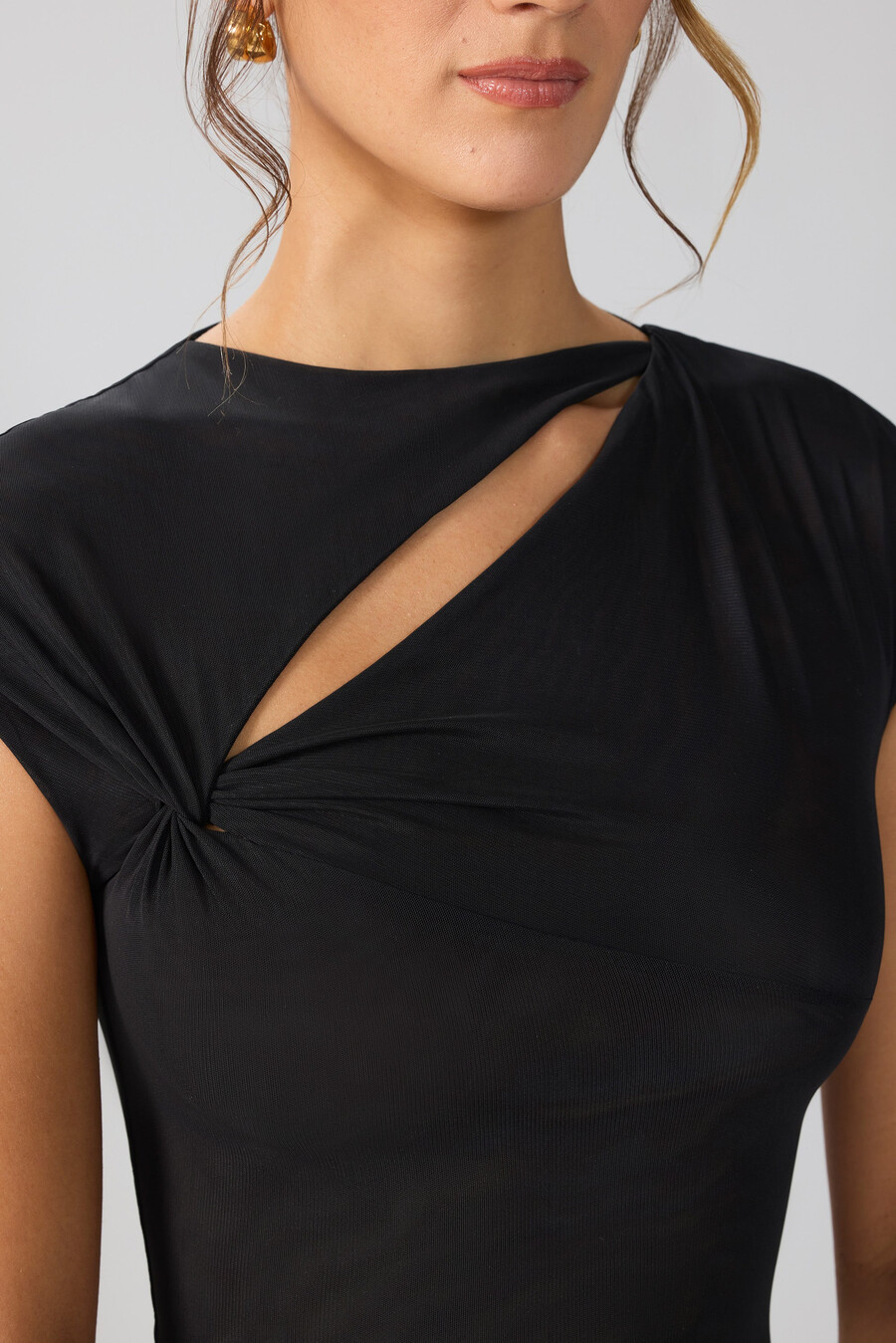 vestido curto de tule com mangas curtas e recortes na cor preta.