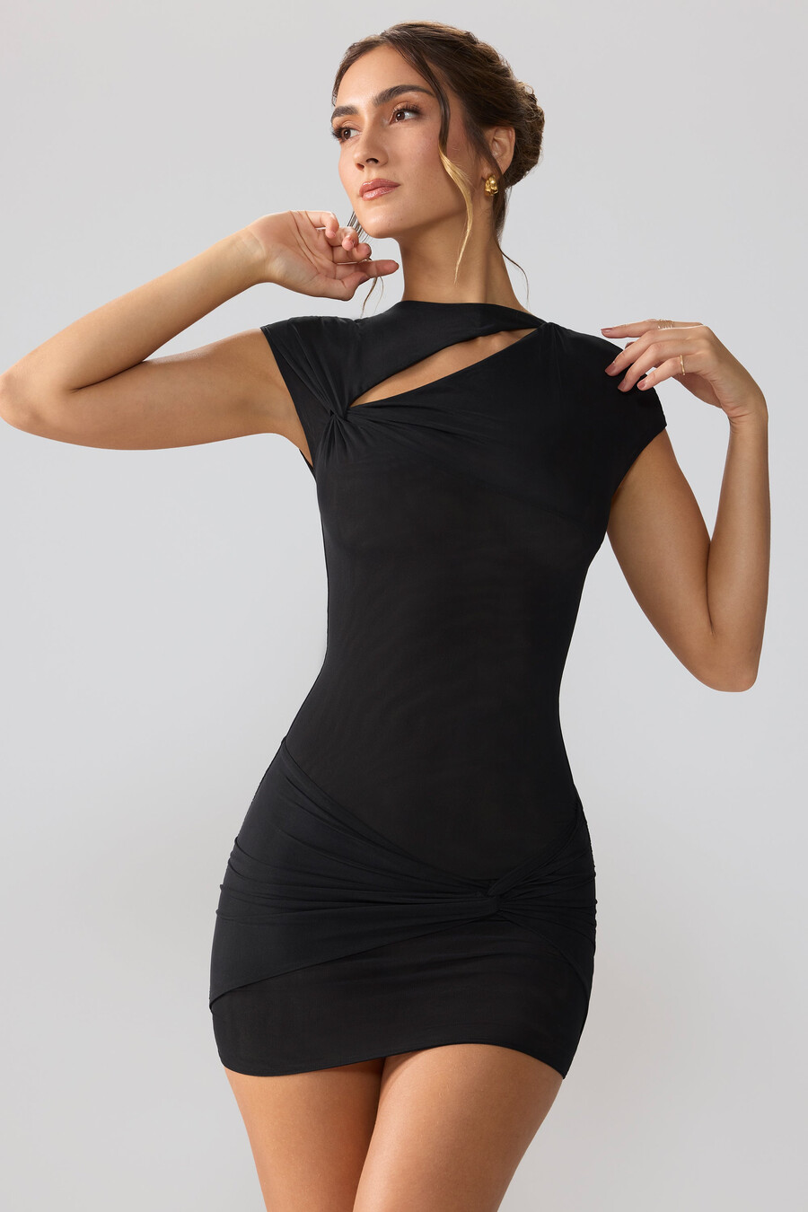 vestido curto de tule com mangas curtas e recortes na cor preta.