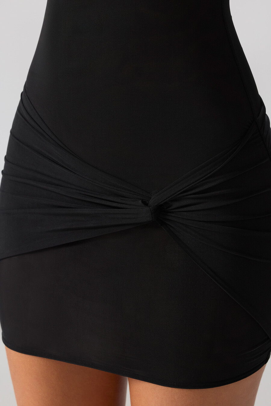 vestido curto de tule com mangas curtas e recortes na cor preta.