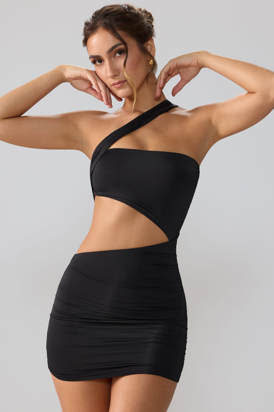 vestido curto preto com recortes e franzidos em malha esvoaçante.