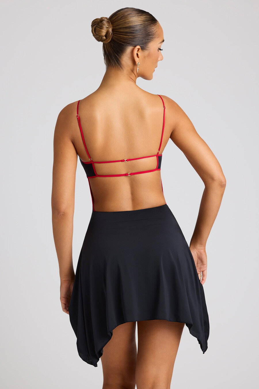 vestido curto com detalhes contrastantes na cor preta.