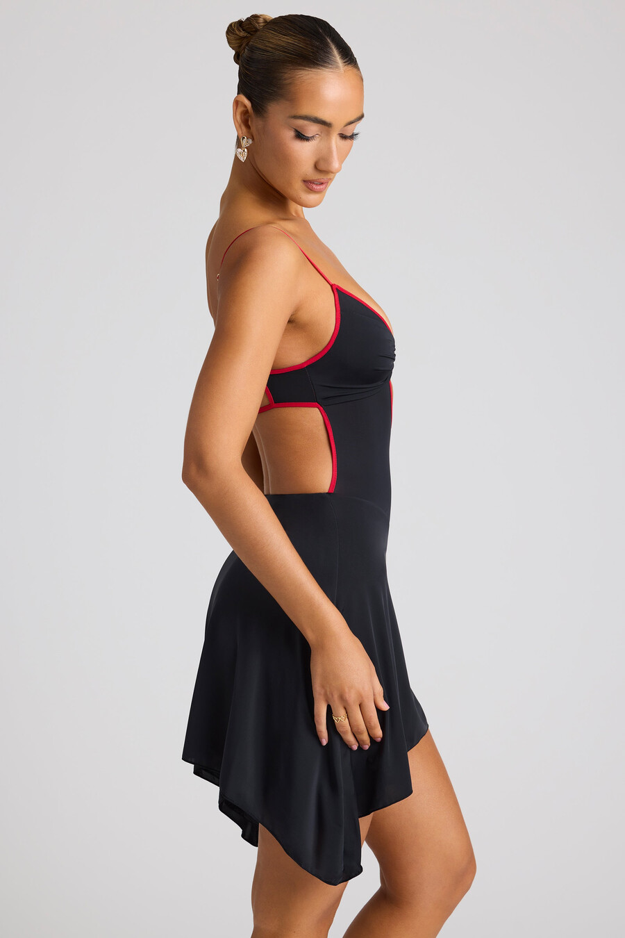 vestido curto com detalhes contrastantes na cor preta.