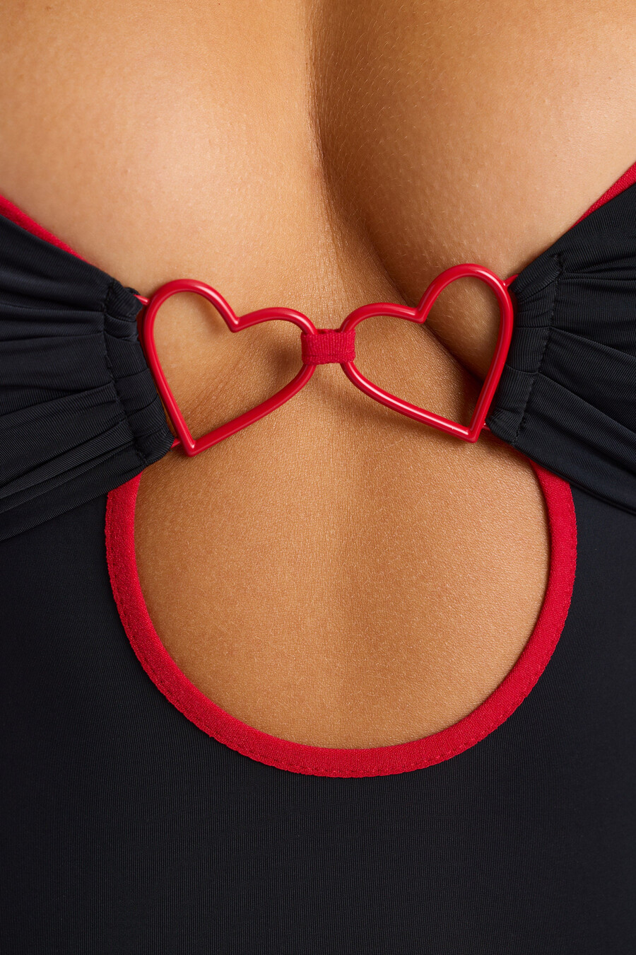 vestido curto com detalhes contrastantes na cor preta.