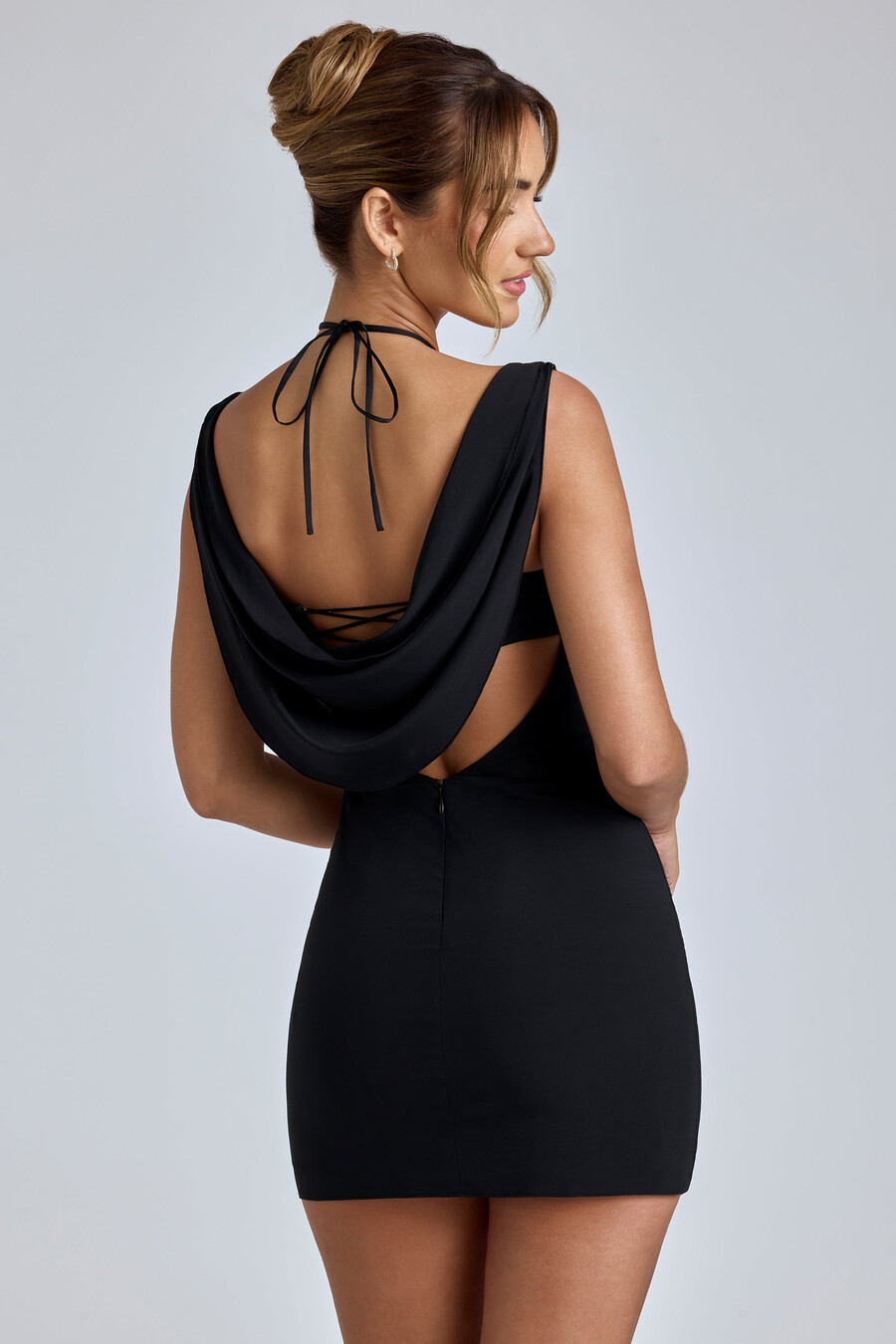 vestido curto evasê com gola drapeada na cor preta.