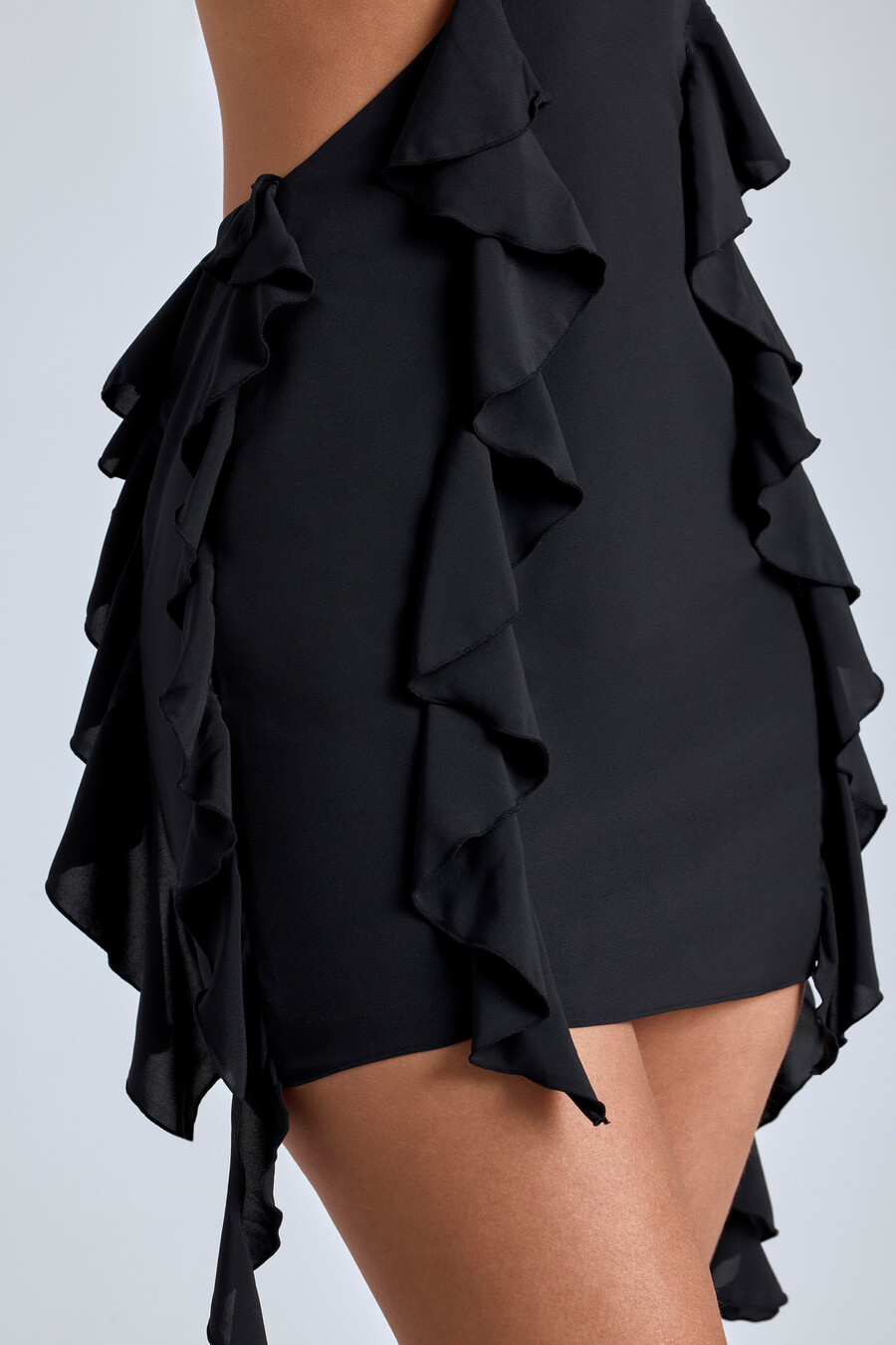 vestido curto com babados e painéis na cor preta.