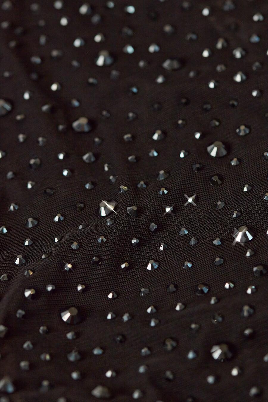 vestido curto ombro a ombro com amarração e detalhes brilhantes na cor preta.