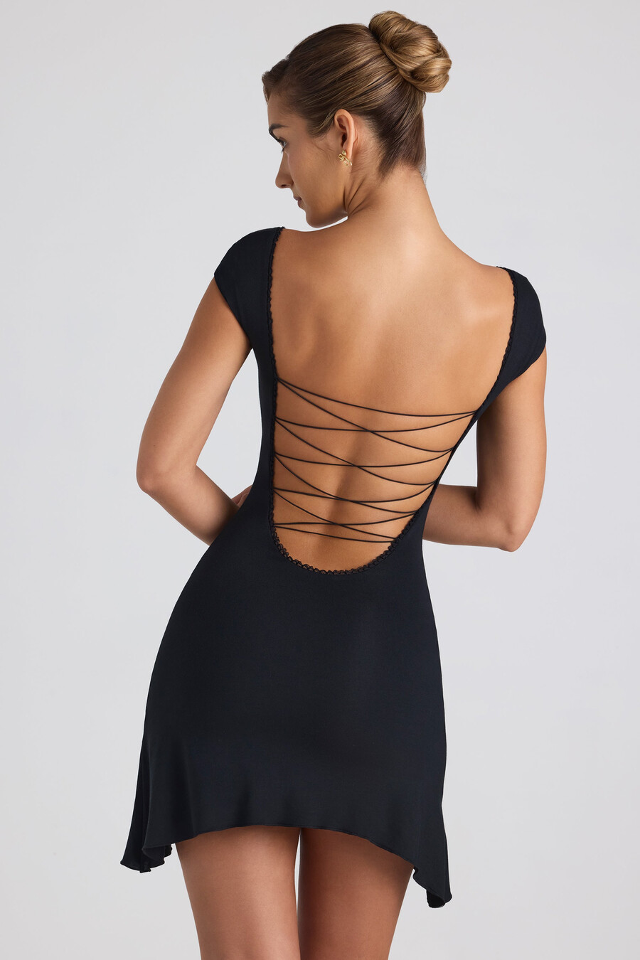 vestido mini assimétrico de corte a com amarração em modal na cor preta.