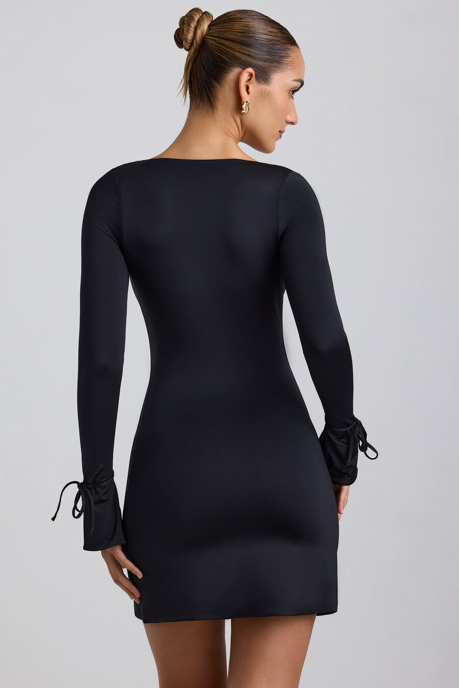 vestido curto evasê em malha fina na cor preta.
