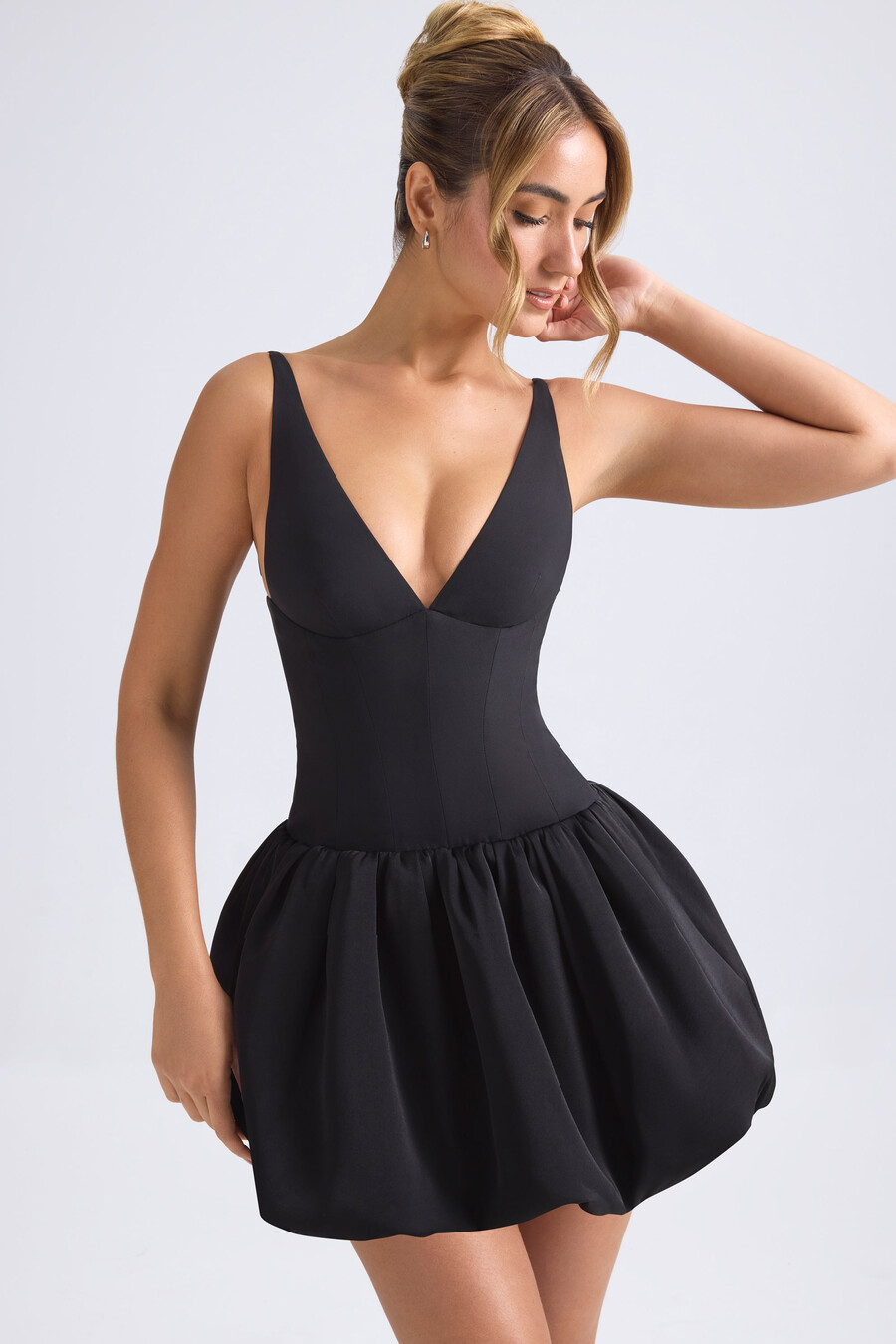 vestido micro mini com corpete e amarração nas costas na cor preta.