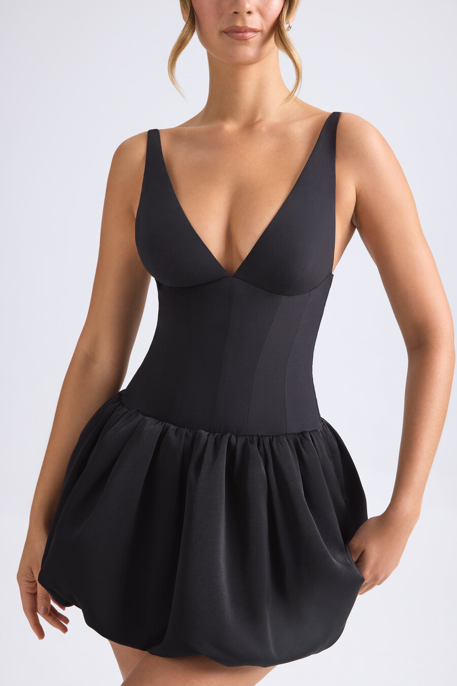 vestido micro mini com corpete e amarração nas costas na cor preta.