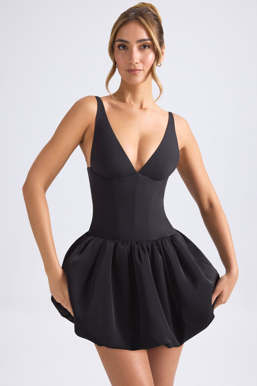 vestido micro mini com corpete e amarração nas costas na cor preta.