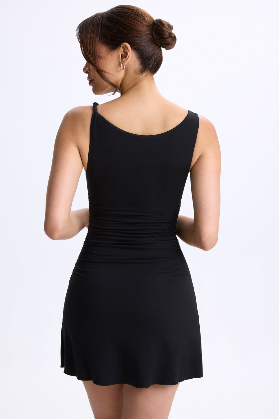 vestido micro evasê com drapeados na cor preta.
