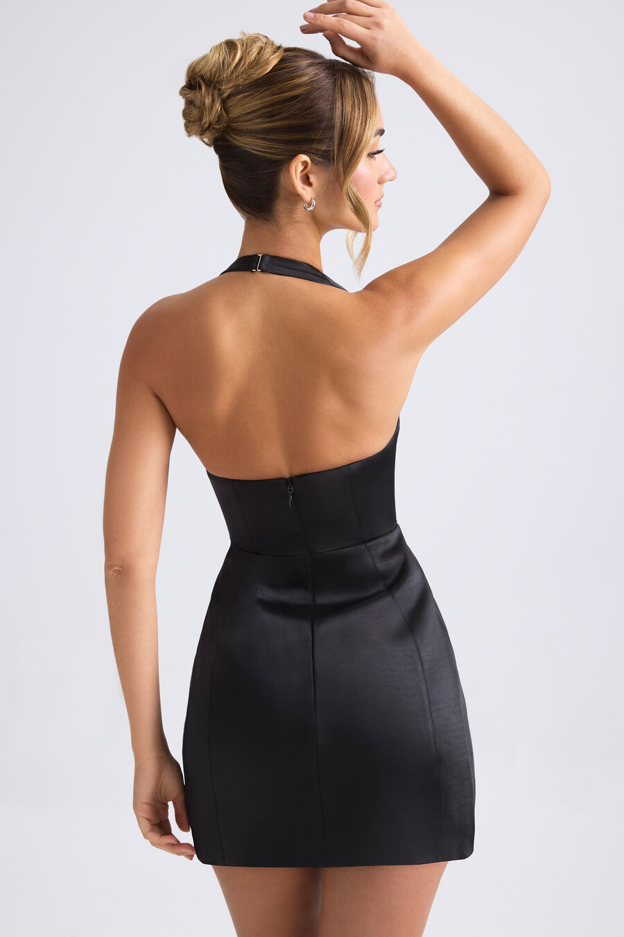 vestido mini tulipa estruturado com decote halter na cor preta.