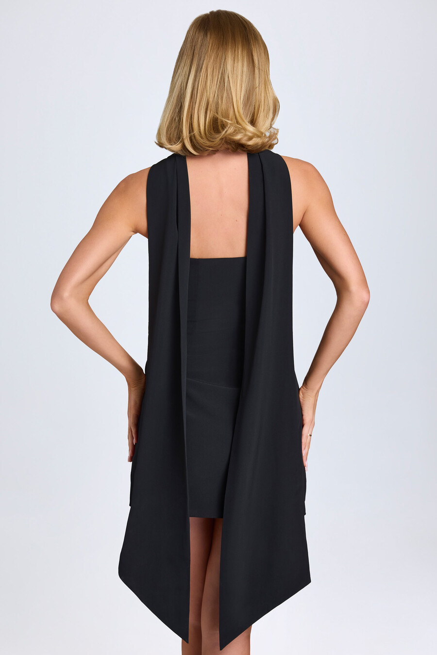 vestido curto evasê com detalhe de lenço na cor preta.