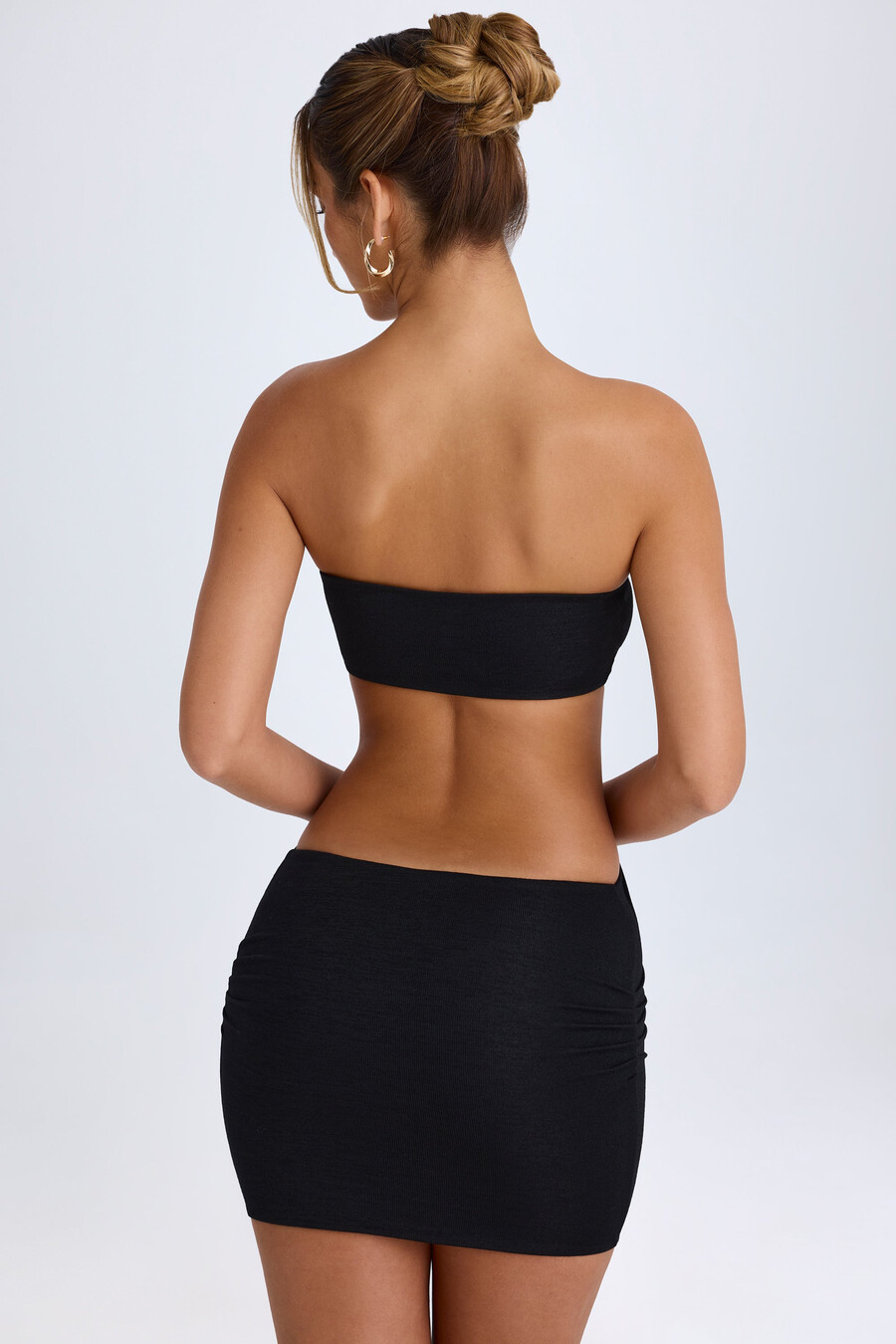 vestido curto bandeau com recortes na cor preta.