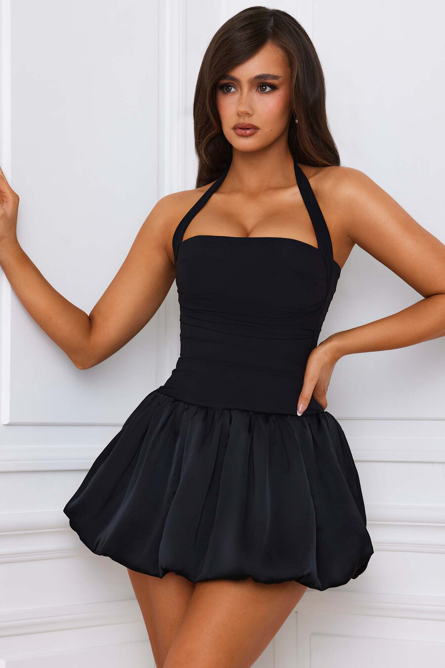 vestido micro mini com corpete amarração no pescoço e barra balonê na cor preta.