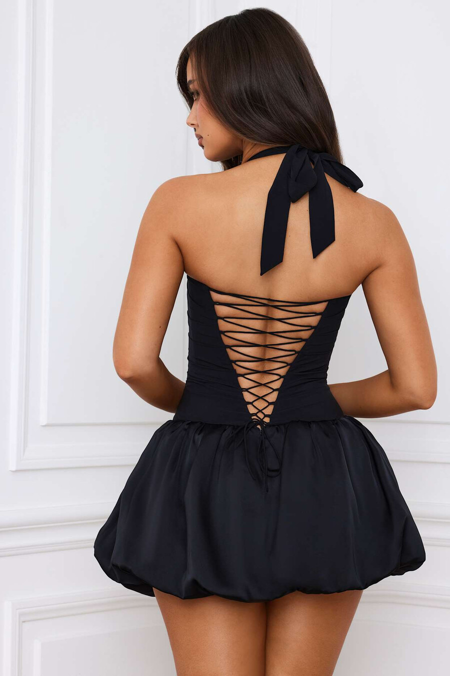 vestido micro mini com corpete amarração no pescoço e barra balonê na cor preta.
