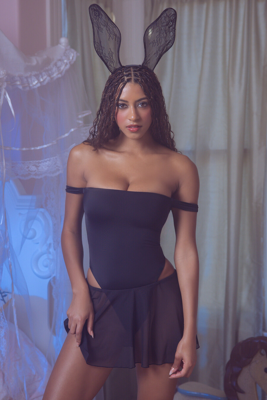 vestido curto preto com ombros à mostra e camadas.