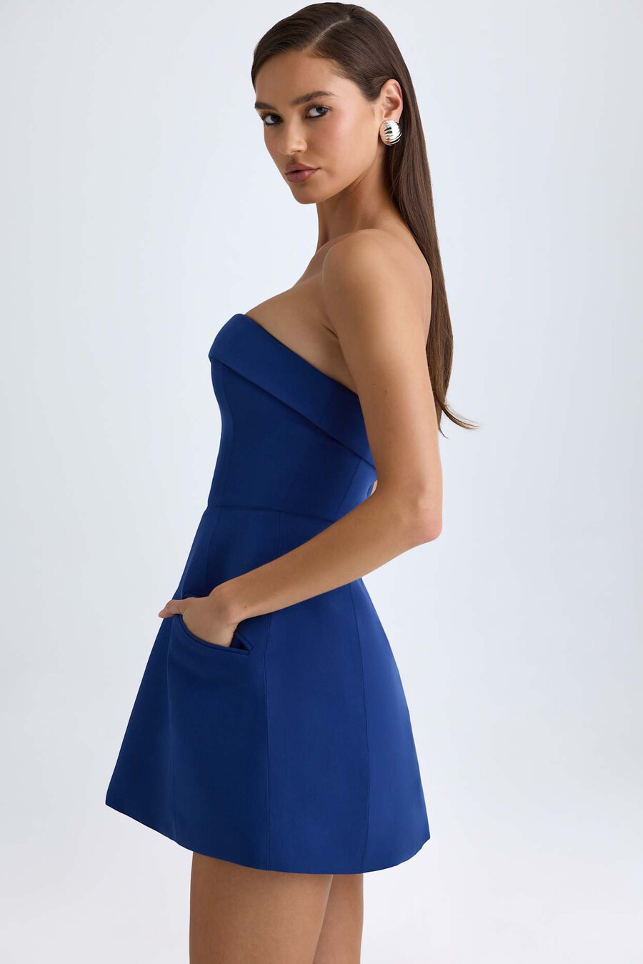 vestido mini tulipa estruturado com gola dobrável na cor azul marinho.