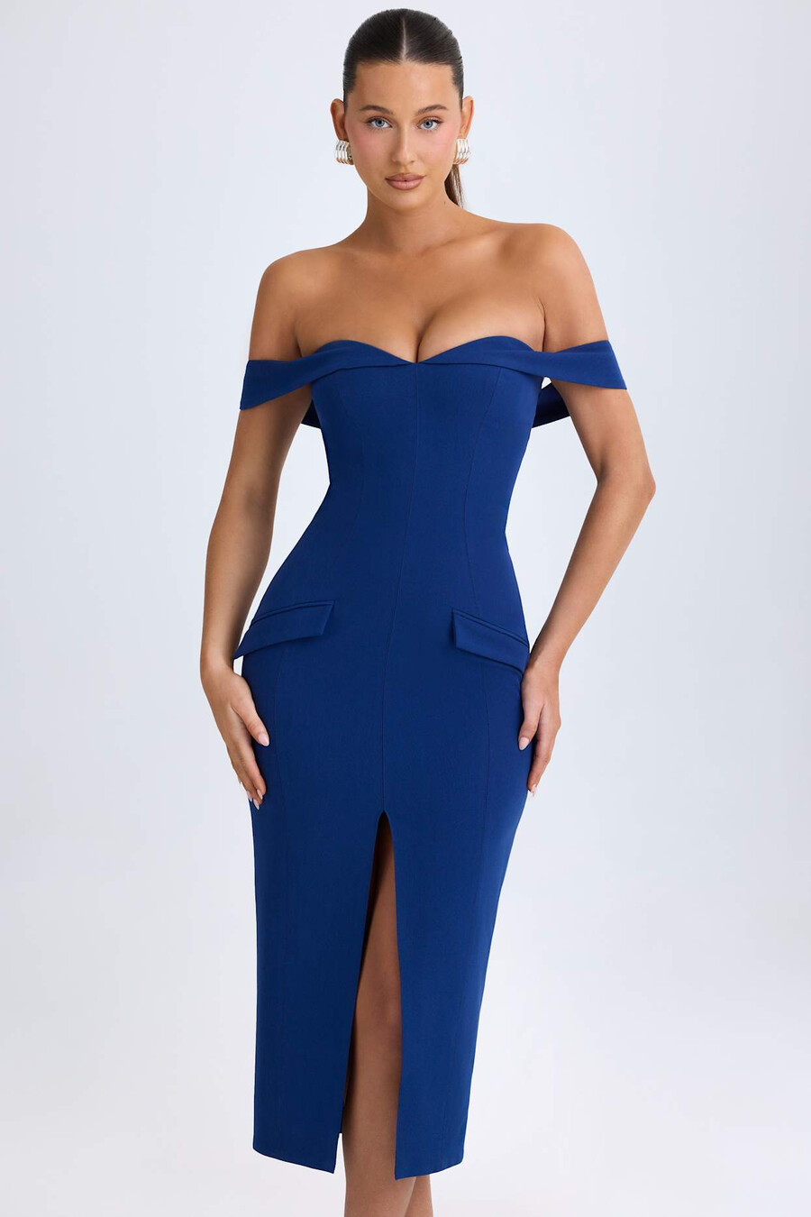 vestido midi ombro a ombro na cor azul marinho.